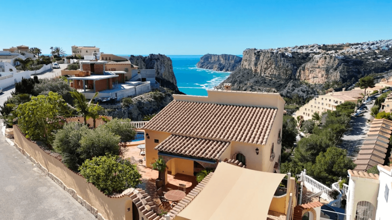 Cumbre del Sol villa con vistas espectaculares al mar y los acantilados