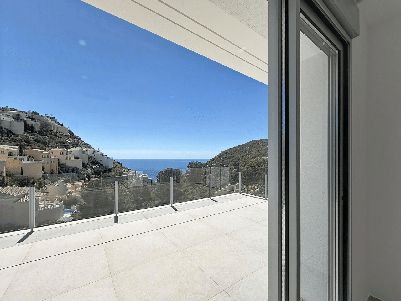 Villa moderna a estrenar con vistas al mar y piscina privada en Palmeras, Cumbre del Sol