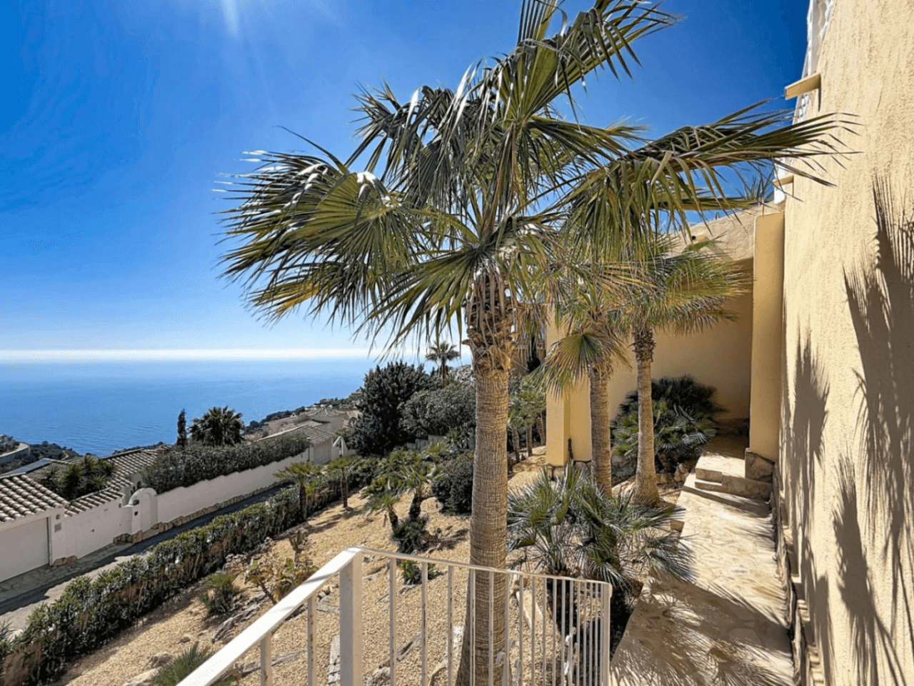 Cumbre del Sol villa reformada con espectaculares vistas al mar