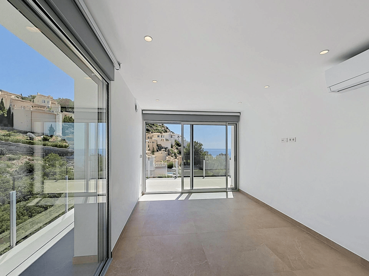 Villa moderna a estrenar con vistas al mar y piscina privada en Palmeras, Cumbre del Sol