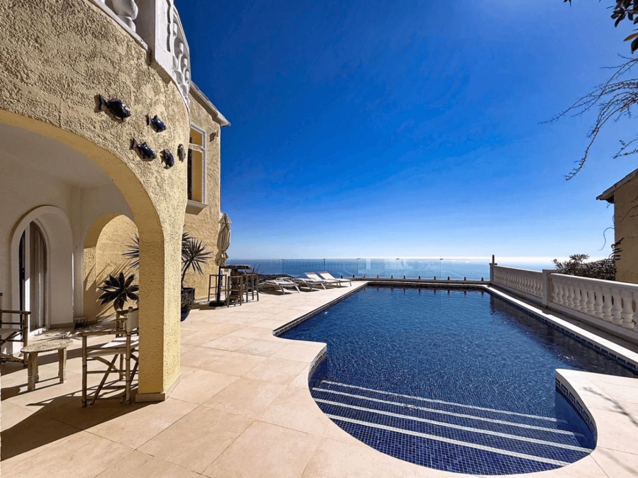 Cumbre del Sol villa reformada con espectaculares vistas al mar
